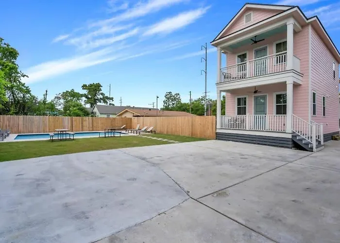 Elegant 4Bd With Pool And Off Street Parking