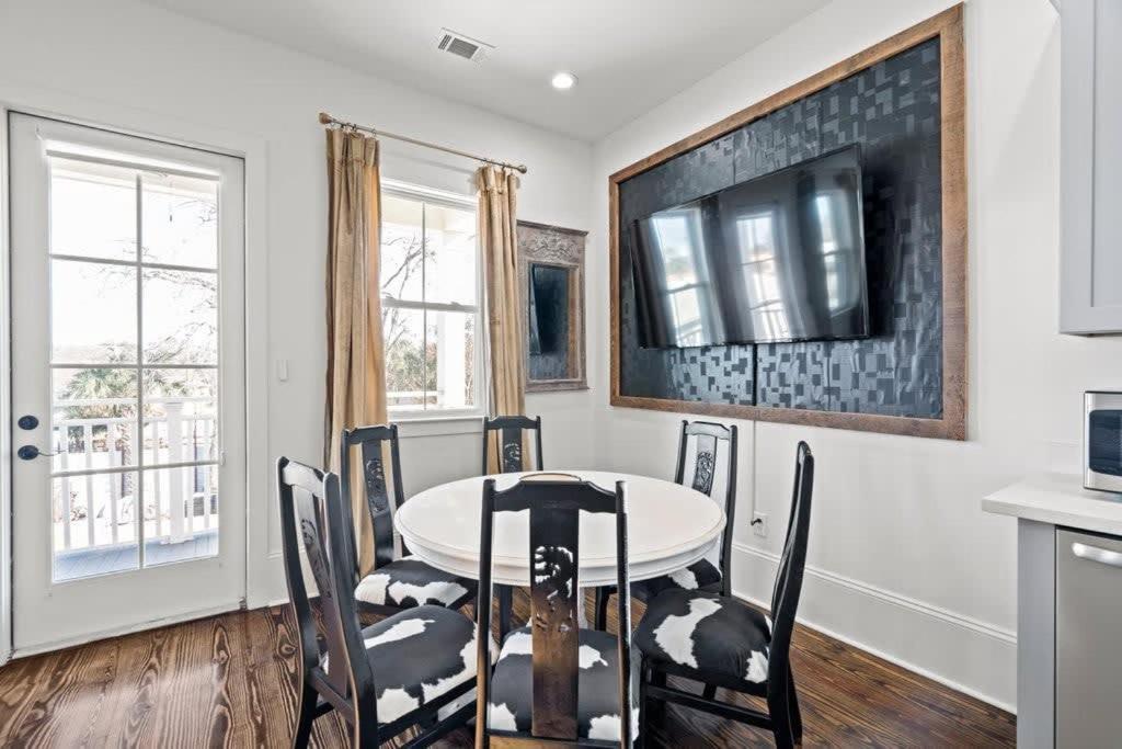 Apartment Elegant 4bd With Pool And Off Street Parking *