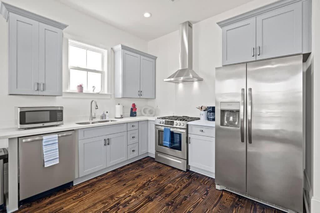 Elegant 4bd With Pool And Off Street Parking Apartment