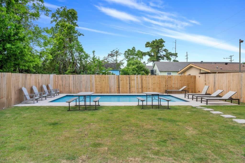 Elegant 4bd With Pool And Off Street Parking
