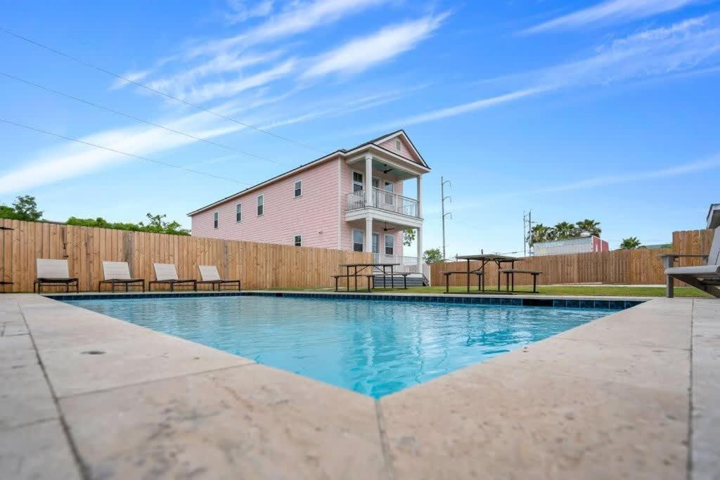 Elegant 4bd With Pool And Off Street Parking