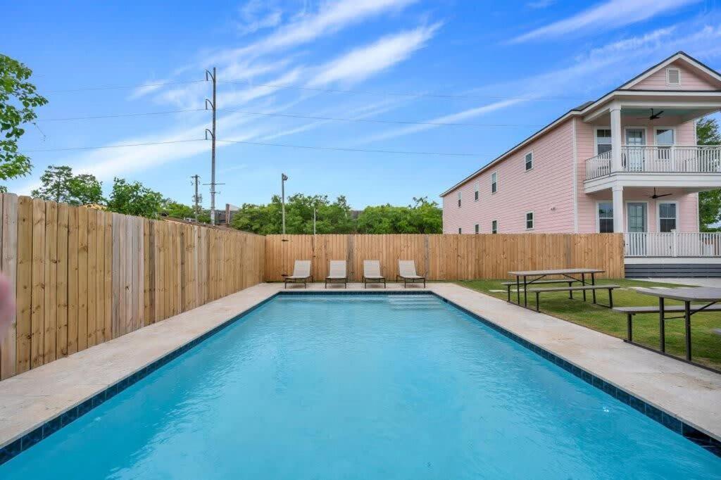 Elegant 4bd With Pool And Off Street Parking