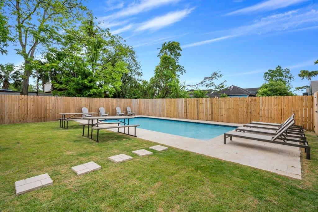 Elegant 4bd With Pool And Off Street Parking Apartment